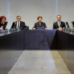 Fotografía cedida por Agencia Brasil donde se ve a la presidente brasileña Dilma Rousseff (c) participando en una reunión con militantes del Movimiento Pase Libre, la organización que lidera las protestas que han sacudido a Brasil