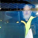 Julian Assange abandona la Corte de Magistrados de Westiminster el día que fue detenido, el 11 de abril