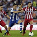 El centrocampista del Espanyol Manuel Lanzarote (c) y los jugadores del Atlético de Madrid "Koke"y Tobias Albertine luchan por el balón