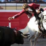 El jinete estellés clava una banderilla corta a lomos de "Pirata"