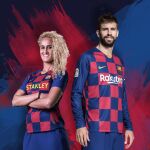 Hamraoui y Piqué posan con la nueva camiseta