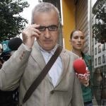 Alfonso Basterra no soporta recordar el día del registro de su piso, en el que la gente le gritaba "asesino, asesino"