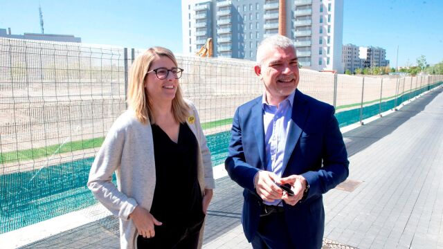 La número dos de JxCat al Ayuntamiento de Barcelona, Elsa Artadi, junto a su número cinco, Albert Civit, durante el acto celebrado este martes en Barcelona