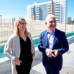 La número dos de JxCat al Ayuntamiento de Barcelona, Elsa Artadi, junto a su número cinco, Albert Civit, durante el acto celebrado este martes en Barcelona