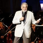 GRA118. MADRID. 21/07/2013.- El tenor Plácido Domingo, acompañado por la Orquesta y Coro de la Comunidad de Madrid (ORCAM), durante el concierto extraordinario que ofrece, esta noche, en la Plaza Mayor de Madrid, en apoyo a la candidatura olímpica de Madrid 2020. EFE/ Víctor Lerena