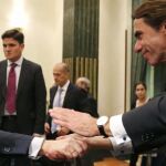 José María Aznar saluda a Ángel Acebes durante la presentación de la segunda parte de sus memorias