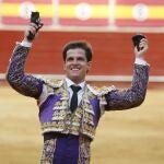 El Juli pasea, sonriente, las dos orejas del segundo de la tarde