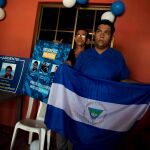 El "preso político"Hansell Vásquez posa tras ser liberado y llevado a casa por custodios del Sistema Penitenciario nacional. Foto: Efe