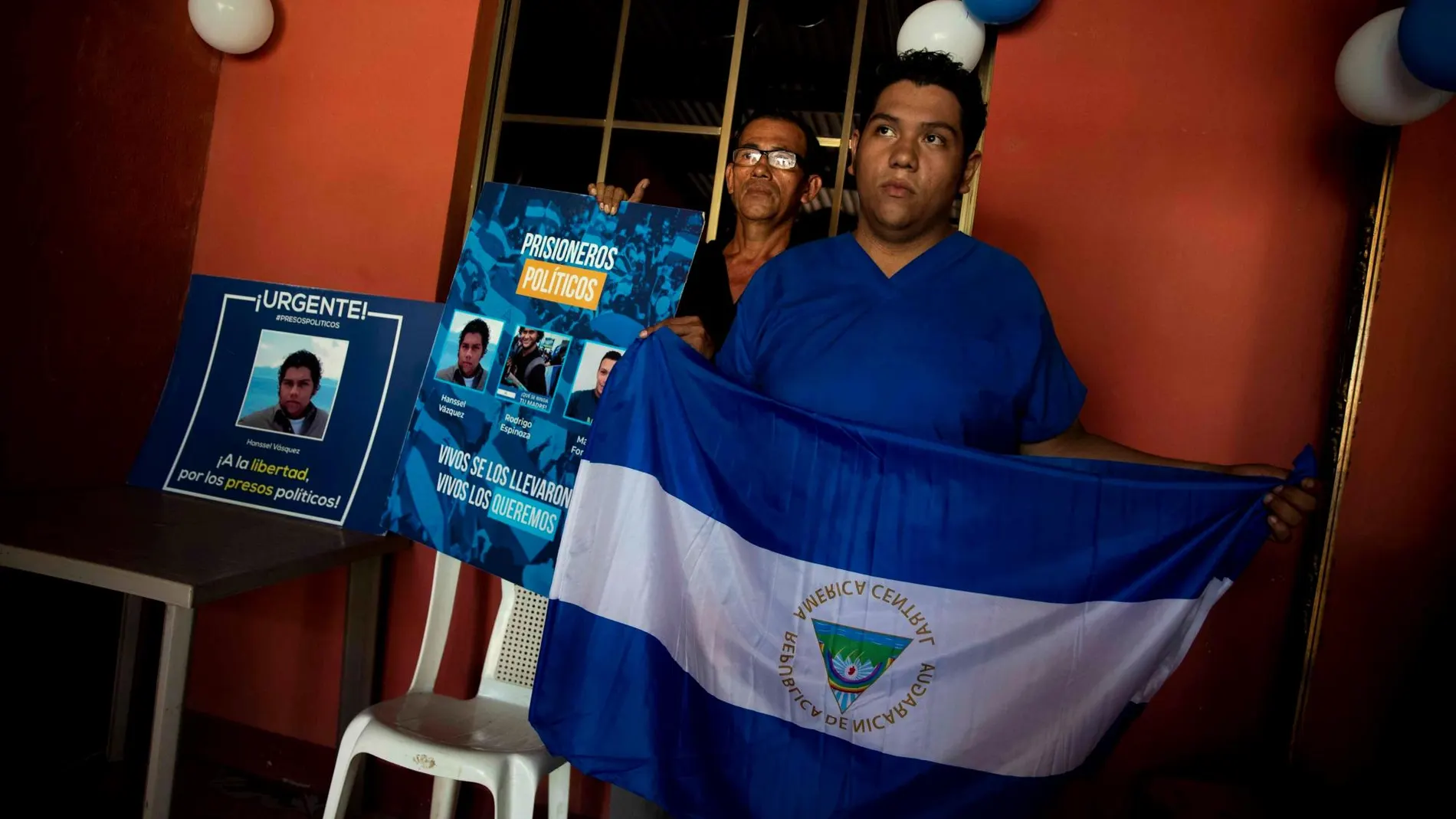 El "preso político"Hansell Vásquez posa tras ser liberado y llevado a casa por custodios del Sistema Penitenciario nacional. Foto: Efe