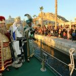 Los niños logran sus regalos de Reyes pese a las estratagemas del señor Carbón