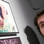 Daniel Ochoa, ayer, en el CCCB con su controvertida fotografía del torero Juan José Padilla