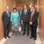 Sáez Aguado, con Martín J. Fernández, María del Rosario Sáez, Ángel Losada, Vicente Enciso y Ángel Galindo