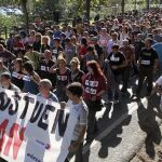 Los socios y trabajadores de Fagor Electrodomésticos durante la manifestación que han llevado a cabo hoy en Arrasate (Gipuzkoa)