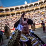 Roca Rey saluda al palco al romper el paseíllo, en una de sus dos tardes de este San Isidro (Foto: Alberto R. Roldán)