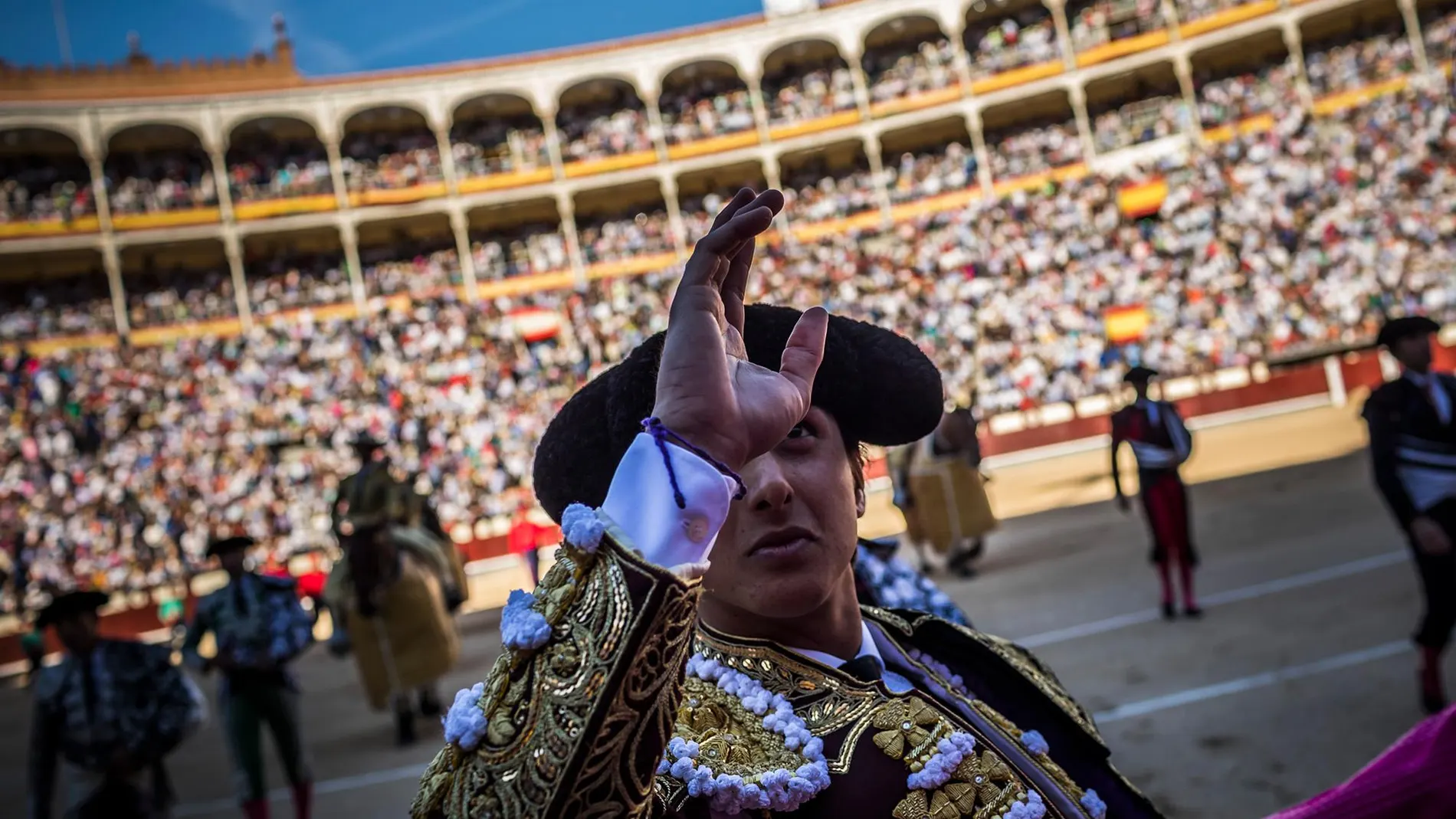 Roca Rey saluda al palco al romper el paseíllo, en una de sus dos tardes de este San Isidro (Foto: Alberto R. Roldán)