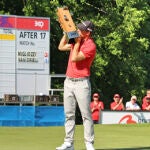 Guido Migliozzi, besando el trofeo