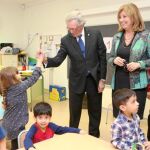 Trias y Rigau celebraron con los niños el estreno del CEIP Mediterrànea