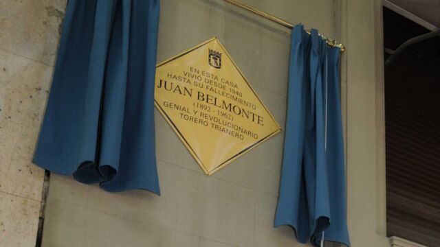 Placa en homenaje a Belmonte en la calle Alfonso XII, número 42,