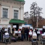 Familias durante una manifestación a las puertas del Consulado español en Kiev (Ucrania)
