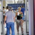 Los contratos de trabajo para las mujeres son más precarios y el acceso a las prestaciones por desempleo menor