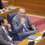 El presidente de la Generalitat, Alberto Fabra, y el vicepresidente del Consell, José Císcar, ayer en Les Corts
