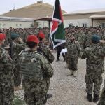 Afganistan, Qala i Naw , 3ª Brigada del 207 Cuerpo del Ejercito Nacional Afgano . Acto de entrega de la badera de guerra a la que se impuso la medalla al valor militar, en reconocimiento por la lucha contra la insurgencia