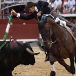 Diego Ventura clava una banderilla a lomos de «Nazarí»