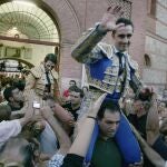 Padilla y El Fandi abandonan a hombros el coso de Talavera