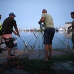Pescadores en el puerto de La Atunara, en la Línea de la Concepción