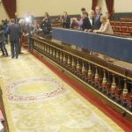 El ministro de Educación sonríe a los consejeros tras comparecer ayer en el Senado