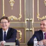 El presidente de la Generalitat, Ximo Puig, y el líder de la Confederación Empresarial de la Comunitat Valenciana (CEV), Salvador Navarro, ayer durante su encuentro