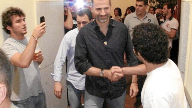 Don Felipe no dudó en saludar a todos los que se acercaron a él, al tiempo que otros le fotografiaban con sus móviles. Sin duda, fue el personaje de la noche