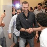 Don Felipe no dudó en saludar a todos los que se acercaron a él, al tiempo que otros le fotografiaban con sus móviles. Sin duda, fue el personaje de la noche