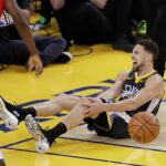 Thompson, en el momento en que cae lesionado en la rodilla izquierda