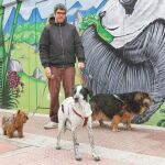 Daniel García Raso junto a Lasca, Dexi y Vera. Foto: Connie G. Santos