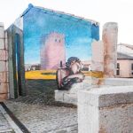 Un matrimonio observa el mural que decora el mirador de la iglesia románica de San Cipriano