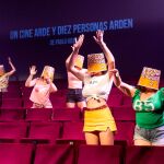 "Un cine arde y diez personas arden": Reír por no llorar