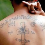 Un «marero» de El Salvador muestra sus tatuajes en memoria de sus compañeros asesinados