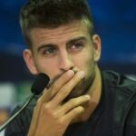 El defensa Gerard Piqué atiende a los medios en la previa al partido de la Liga de Campeones que disputarán mañana el Barcelona y el Ajax