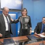 La consejera Milagros Marcos y el presidente de la FRMP, Miguel Ángel García Nieto, satisfechos tras firmar este acuerdo contra los desahucios, en presencia del gerente de Servicios Sociales, Jesús Fuertes