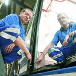 Emilio y José Manuel del Cura, los trabajadores de Metro de Metro que encontraron el cheque, ayer en las cocheras de la empresa en Canillejas.
