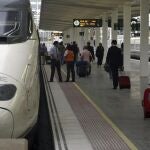 Usuarios del AVE antes de subirse al tren
