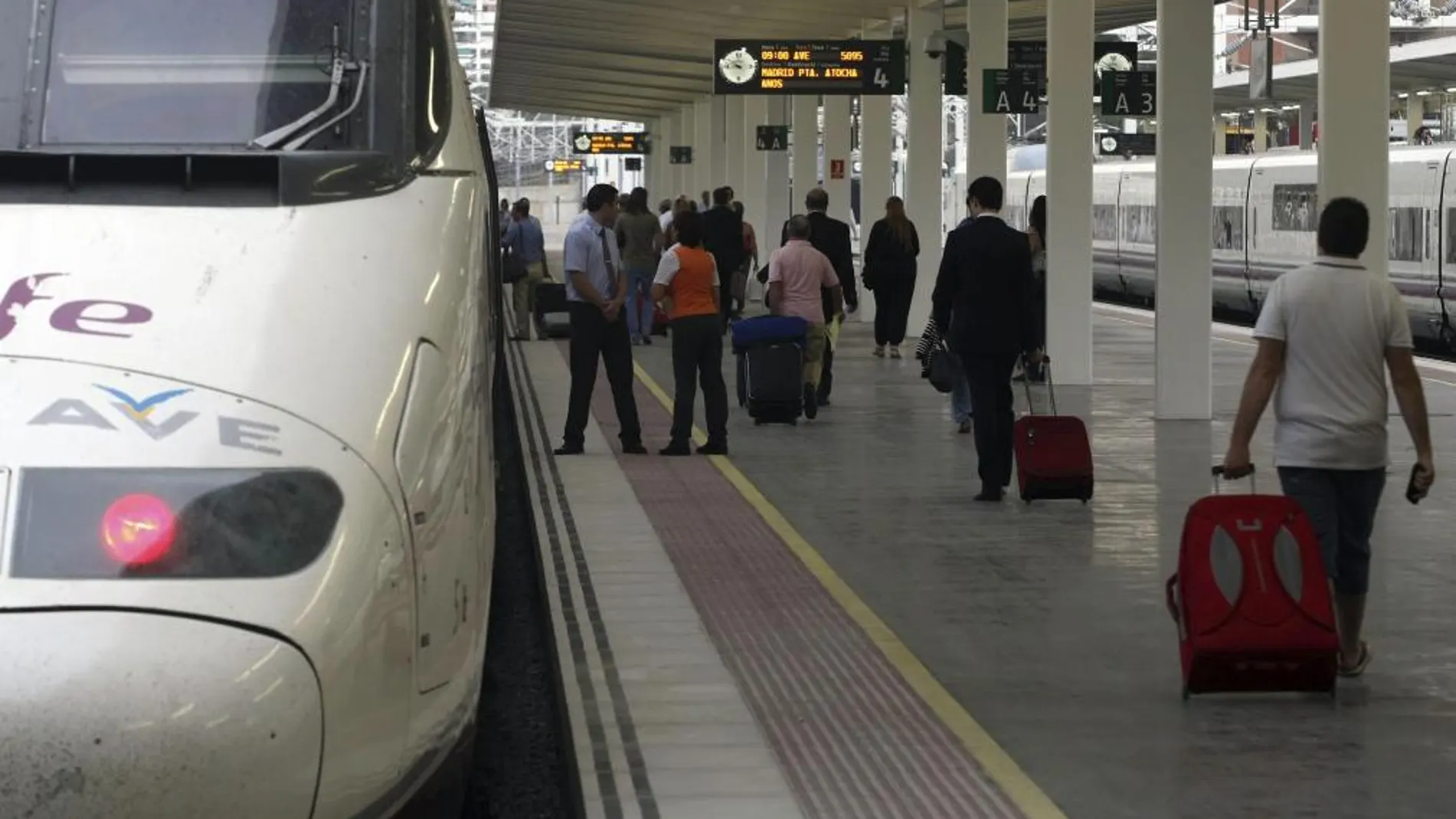 Usuarios del AVE antes de subirse al tren