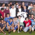 El nuevo jugador del Madrid llegó con más de 30 amigos de su pueblo