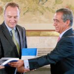 El presidente del CJC, Vicente Garrido, entrega a Fabra la memoria del organismo