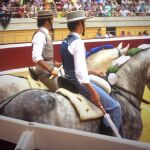 Hermoso de Mendoza escolta y alecciona a su hijo Guillermo, derecha, durante su actuación de ayer en Logroño