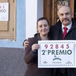 Elena Alcocer, trabajadora del despacho receptor de la Plaza Mayor de Cuenca y Miguel López Caniego, delegado en Cuenca de Loterías del estado (d), con el número 92.845