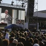 Los fieles que venidos de toda Europa asisten desde primera hora de la mañana en la Plaza de Colón de Madrid a la festividad de la Sagrada Familia, una celebración bajo el lema "La familia, un lugar privilegiado", escuchan la intervención del Papa Francisco