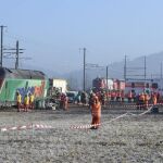Trabajadores de los servicios de emergencia inspeccionan un tren tras un accidente en Rafz, en el cantón de Zúrich (Suiza).