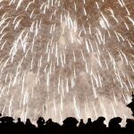 Un gran número de personas ha asistido esta noche al "castillo de fuegos artificiales"